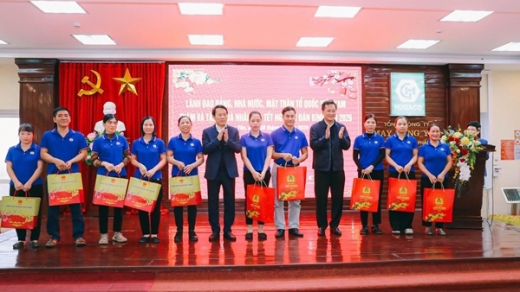 Minister Luong Tam Quang presents Tet gifts to poor households and workers in Hung Yen province