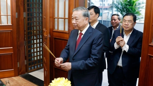 Tổng Bí thư Tô Lâm thắp hương tưởng nhớ các đồng chí nguyên lãnh đạo Đảng, Nhà nước