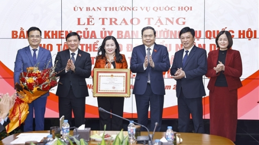 Chủ tịch Quốc hội trao tặng Bằng khen cho tập thể Báo Đại biểu nhân dân