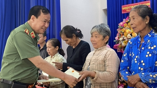 Thượng tướng Lê Tấn Tới trao 1.000 phần quà Tết cho bà con10 xã ở  tỉnh Tây Ninh