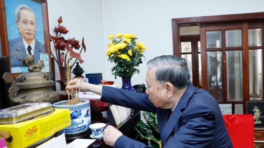 Tổng Bí thư dâng hương tưởng niệm nhân 120 năm Ngày sinh Thủ tướng Phạm Văn Đồng