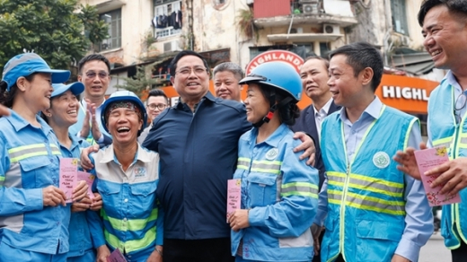 Thủ tướng chúc Tết công nhân vệ sinh môi trường tại Hà Nội