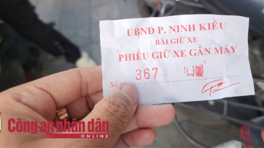 Giá giữ xe xung quanh đường hoa Cần Thơ: Niêm yết 1 kiểu, thu 1 kiểu