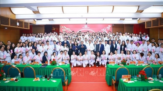 Thủ tướng thăm, chúc Tết, động viên y bác sĩ và bệnh nhân tại các bệnh viện