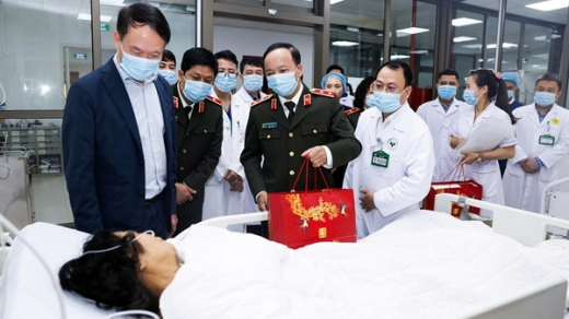 Thứ trưởng Đặng Hồng Đức thăm bệnh nhân, kiểm tra ứng trực Tết tại Bệnh viện 19-8