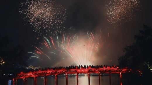 Pháo hoa rực rỡ thắp sáng bầu trời Thủ đô trong đêm Giao thừa