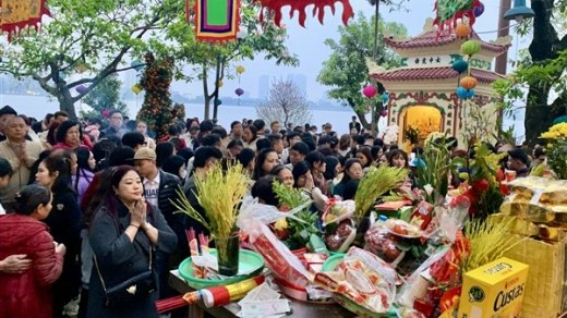 Nét đẹp đầu xuân tại đền Quán Thánh và phủ Tây Hồ