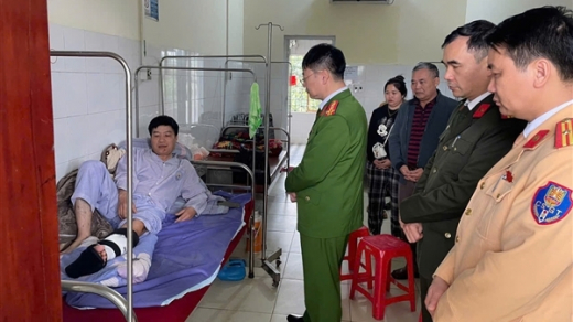 Thăm hỏi, động viên CBCS bị thương khi làm nhiệm vụ