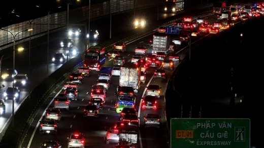 Nửa đêm mùng 5 Tết lái xe về Hà Nội, người dân vẫn dính cảnh ùn tắc