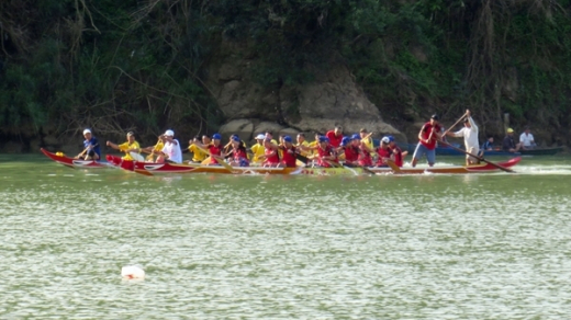 Sôi nổi Giải đua thuyền truyền thống trên sông Vu Gia