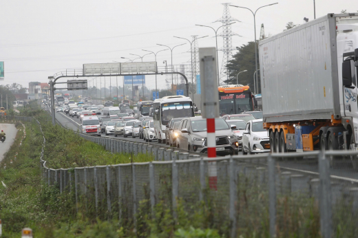 Dòng người ùn ùn trở lại Thủ đô trong ngày cuối kỳ nghỉ Tết Bính Ngọ 2026