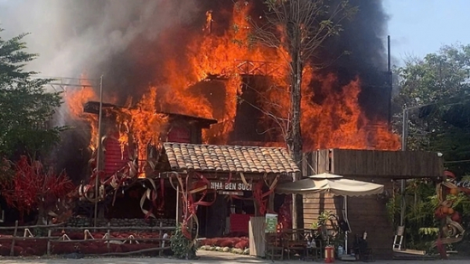 Kịp thời dập tắt đám cháy quán cà phê trong hẻm, ngăn cháy lan nhà dân