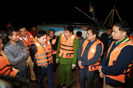 Công an tỉnh Lào Cai xuyên đêm tìm kiếm, cứu nạn, cứu hộ các nạn nhân trong vụ lật thuyền