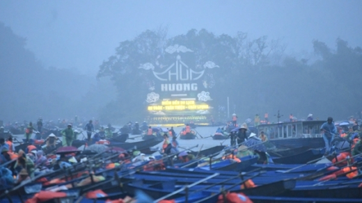 Du khách đội mưa, nườm nượp đổ về Chùa Hương trước giờ khai hội