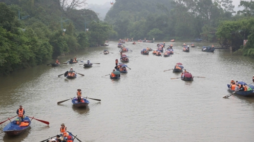 Cắt hoạt động hết mùa lễ hội đối với lái đò bị tố vòi tiền du khách ở Chùa Hương