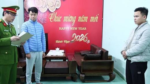 Tạm giam đối tượng kéo kính chắn gió kẹp tay CSGT khi bị kiểm tra nồng độ cồn