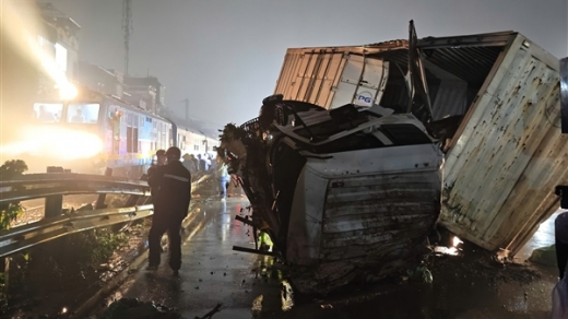 Hiện trường vụ xe tải bị tàu hỏa "vò nát", 2 người thương vong