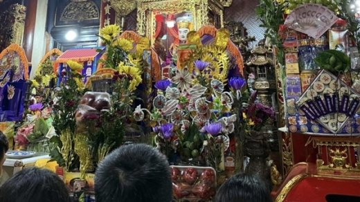 Nhộn nhịp dịch vụ đi lễ thuê giữa mùa lễ hội