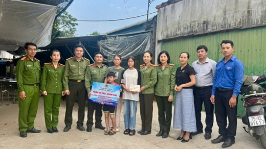 Công an TP Huế nhận đỡ đầu những hoàn cảnh bị ảnh hưởng nặng nề sau thiên tai