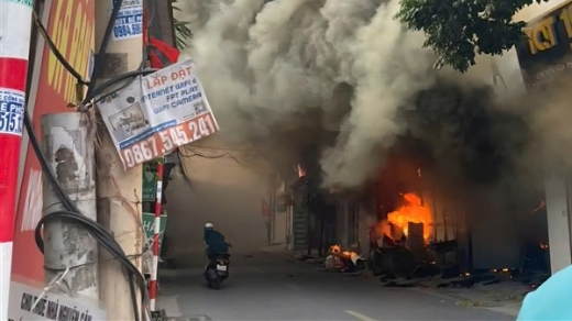 Hà Nội: Cháy lớn do nổ cầu dao điện