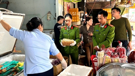 Phát hiện, thu giữ 4 tấn thực phẩm không rõ nguồn gốc