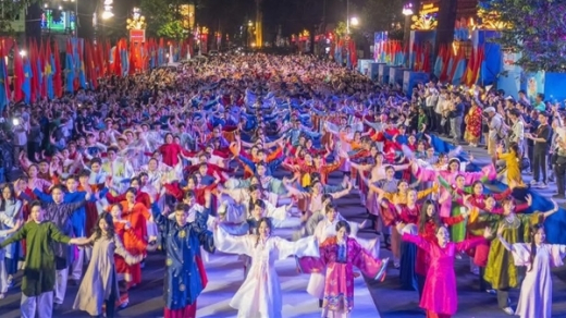 Lễ hội áo dài TP Hồ Chí Minh với chủ đề “Sợi tơ vàng son - Dệt nên khát vọng”