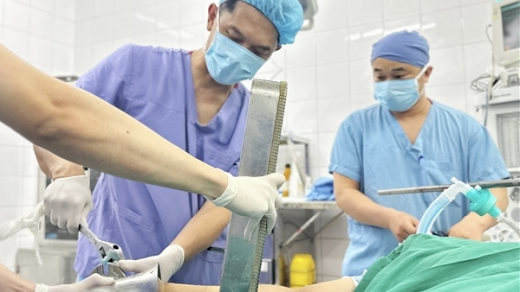 Người phụ nữ đến cấp cứu với bàn tay kẹt trong máy xay thịt