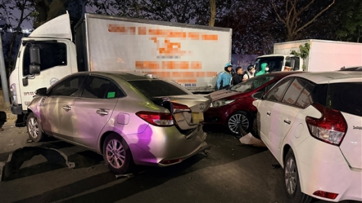 Ô tô tông liên hoàn trên phố ở Hà Nội, nhiều người bị thương