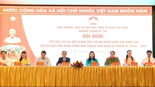 Deputy Minister Le Quoc Hung meets voters in Ho Chi Minh City