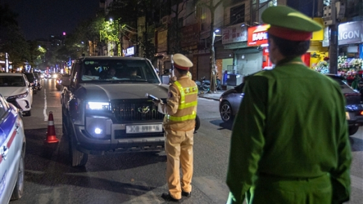 CSGT hóa trang xử lý "ma men" lái xe rời quán nhậu