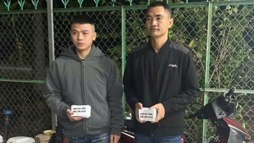 Buộc hai thanh niên nhặt lại toàn bộ tờ rơi “tín dụng đen” đã rải trên đường