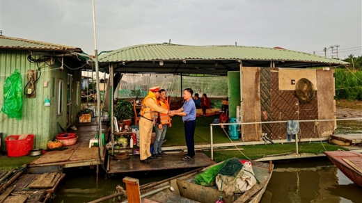 CSGT vượt sóng đưa phiếu cử tri đến với bà con vạn chài Sông Hồng