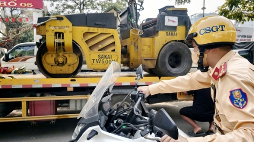 Dừng đỗ bừa bãi trên đường, xế sang Lexus lẫn xe lu đều bị CSGT xử phạt