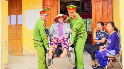 Những hình ảnh đẹp của lực lượng Công an trong ngày bầu cử