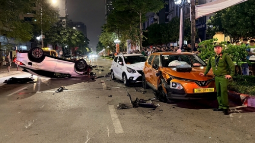 Hiện trường Lexus lật ngửa sau khi tông liên hoàn 5 xe lúc nửa đêm