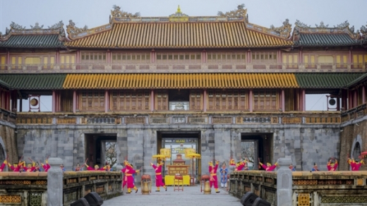 Cuốn lịch và quyền lực của triều đình