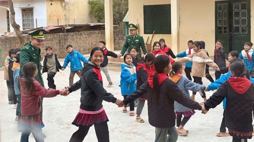 Cha nuôi dưới chân núi Pha Luông