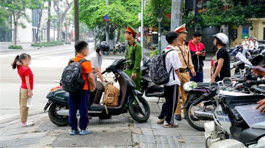 Cận cảnh CSGT Hà Nội kiểm tra, xử lý phụ huynh dừng, đỗ xe tuỳ tiện khi đưa đón con tới trường