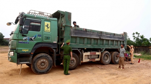 Hà Nội kiểm tra, cắt thùng xe cơi nới để dẹp quá tải từ gốc