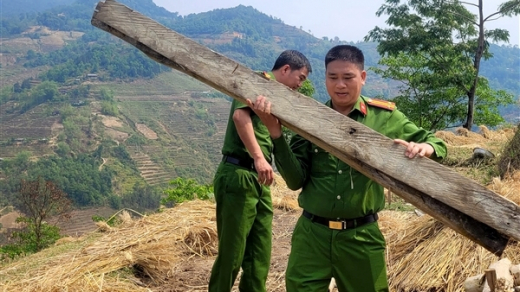 Công an xã vượt đường núi khó khăn, giúp dân khắc phục hậu quả dông lốc