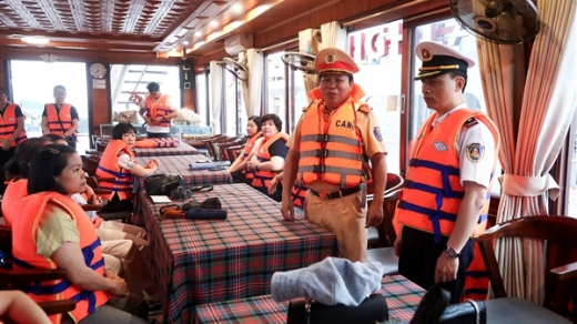 Cảnh sát đường thuỷ Hà Nội kiểm tra tàu du lịch trên sông Hồng