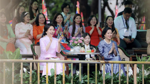 Phu nhân Ngô Phương Ly và phu nhân Tổng thống Hàn Quốc thưởng thức nghệ thuật rối nước