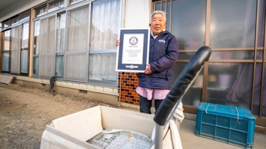 92 tuổi vẫn đi giao báo