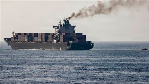 Song trùng bế tắc đàm phán và eo biển Hormuz
