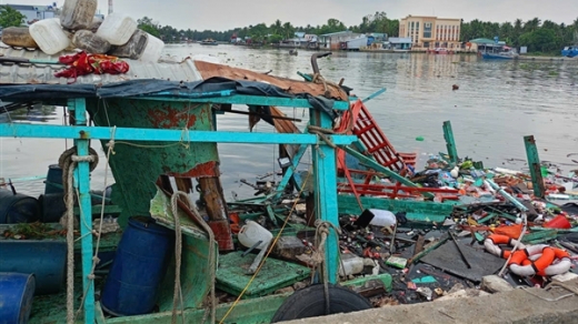 Cháy, nổ tàu cá tại Bến phà Tắc Cậu, 7 người bị thương