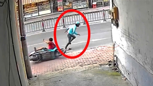 Bắt kẻ vờ mua rồi giật vàng bỏ chạy