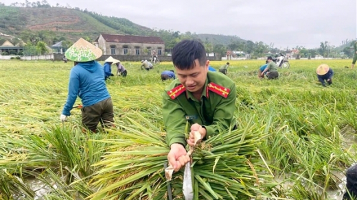 Lực lượng Công an dầm mình giúp dân khắc phục hậu quả dông, lốc