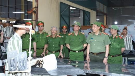 Deputy Minister Le Van Tuyen inspects operations at Ninh Binh provincial police, Nam Ha and Ninh Khanh prisons