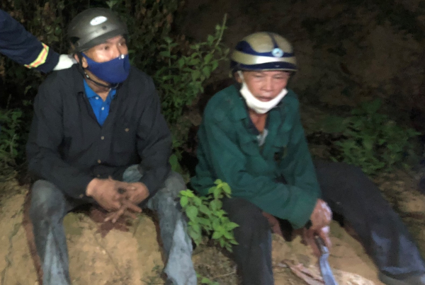 Cảnh sát PCCC&CNCH Đà Nẵng giải cứu người dân mắc kẹt trong đám cháy rừng -0