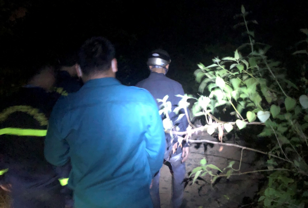 Cảnh sát PCCC&CNCH Đà Nẵng giải cứu người dân mắc kẹt trong đám cháy rừng -1